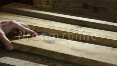 木工车间用折叠尺测量木工板